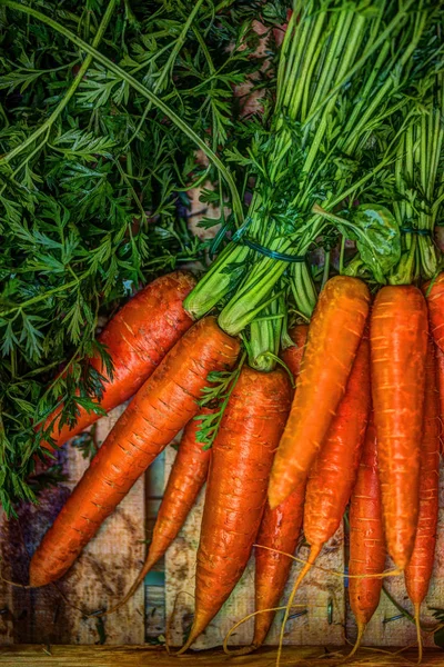 Ramo de zanahorias frescas en la caja de madera —  Fotos de Stock