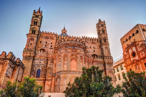 Atrás de la enorme catedral de Palermo, Sicilia —  Fotos de Stock