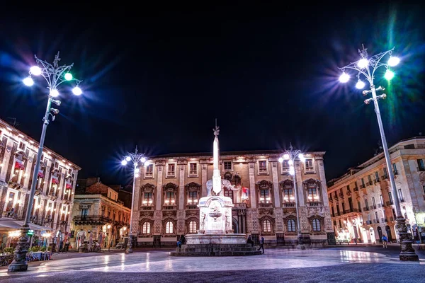 Vista nocturna de la Piazza del Duomo en Catania, Sicilia, Italia . — Foto de Stock
