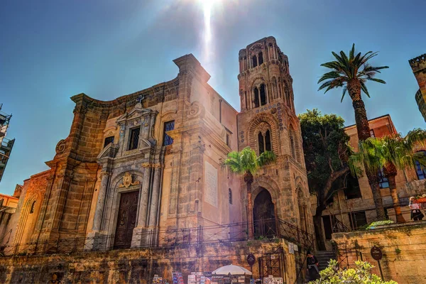 Campanario de la iglesia Martorana con palmeras, Palermo. Sicilia . —  Fotos de Stock