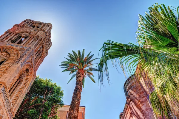 Дзвіниця церкви Martorana з пальмами, Палермо. Сицилія. — стокове фото
