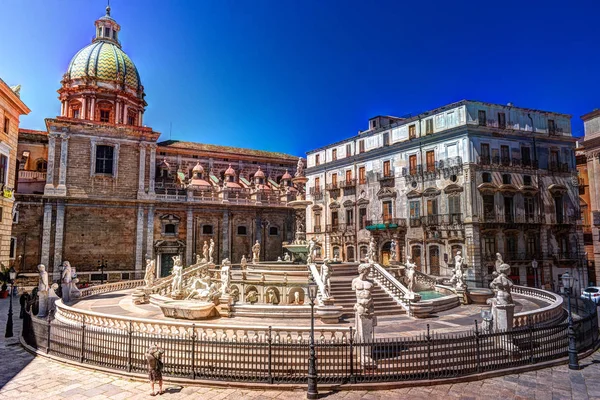 Famosa fonte de vergonha na barroca Piazza Pretoria, Palermo, Sicília — Fotografia de Stock