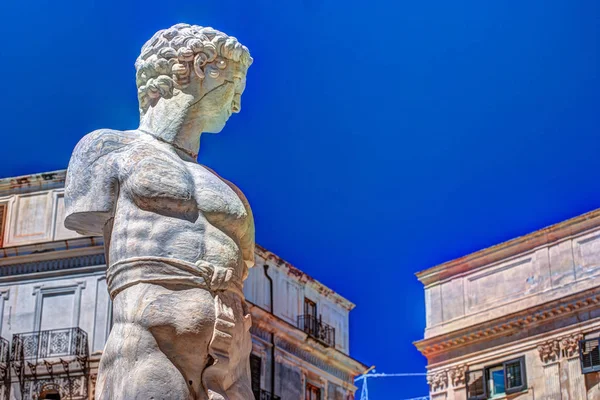 Berömda fontän av skam på barock Piazza Pretoria, Palermo, Sicilien — Stockfoto