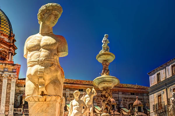 Famosa fuente de vergüenza en la barroca Piazza Pretoria, Palermo, Sicilia — Foto de Stock