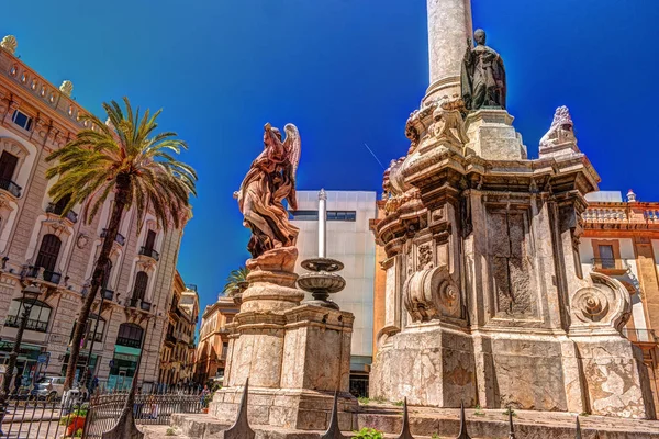 La Colonna dell Immacolata, similar al obelisco, en la plaza San Domenico de Palermo, Sicilia, Italia . — Foto de Stock