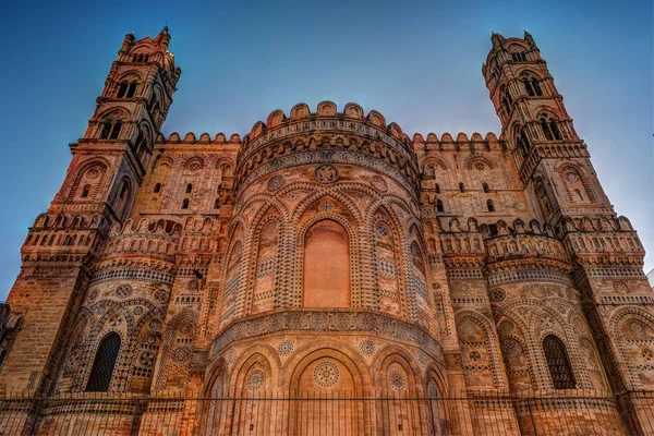 Baksidan av den enorma katedralen i Palermo, Sicilien — Stockfoto