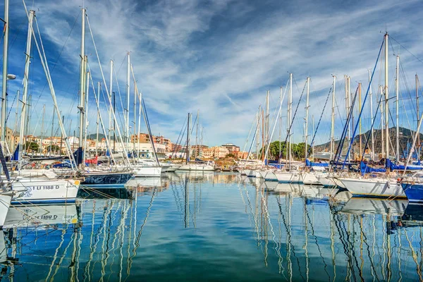 Boats and yachts parked in La Cala bay, old port in Palermo — Stock Photo, Image