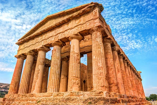A híres Temple Concordia a Templomok völgyétől Agrigento közelében — Stock Fotó