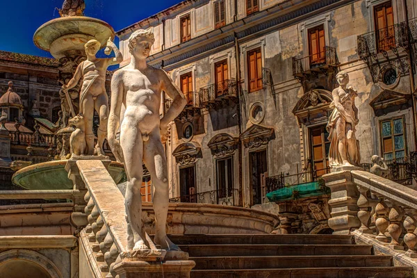 Famous fountain of shame on baroque Piazza Pretoria, Palermo, Sicily — Stock Photo, Image