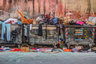 Dumpsters çöple dolu olmak