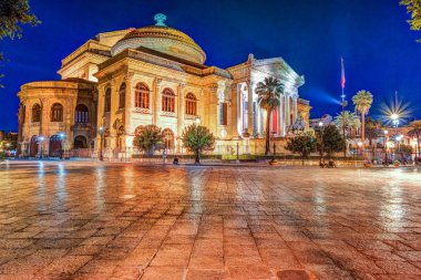 Teatro Massimo - Opera ve bale Tiyatrosu Verdi Meydanı'nda akşam görünümünü