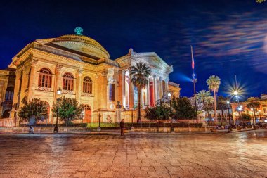 Teatro Massimo - Opera ve bale Tiyatrosu Verdi Meydanı'nda akşam görünümünü