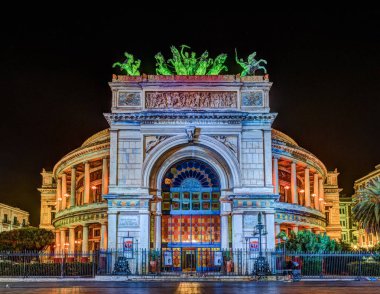 Palermo Politeama Garibaldi tiyatroda gece görünümü