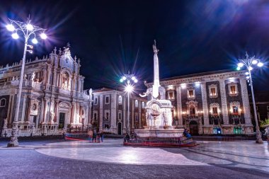 Piazza del Duomo Catania, Sicilya, İtalya için gece görünümü.