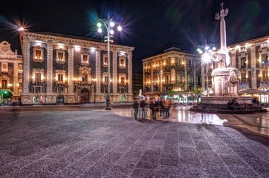 Piazza del Duomo Catania, Sicilya, İtalya için gece görünümü.