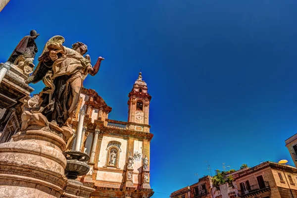 Die obeliskenartige colonna dell immacolata auf dem platz von san domenico in palermo, sizilien, italien. — Stockfoto