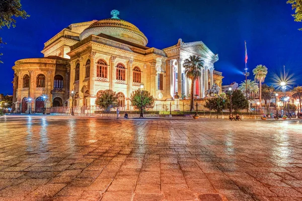 Vyn kväll på Teatro Massimo - Opera- och baletteater Verdi Square — Stockfoto