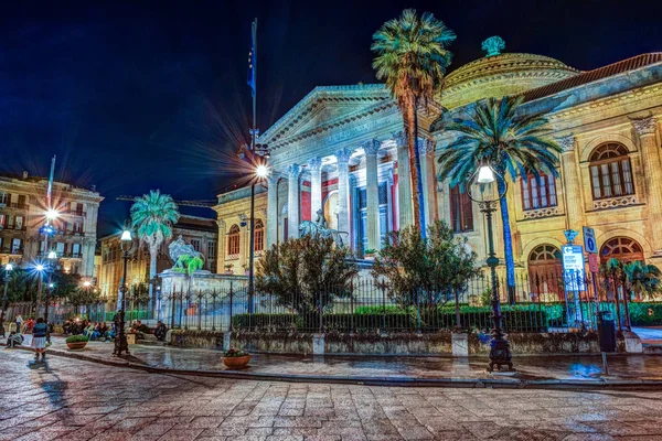 La vista nocturna del Teatro Massimo - Teatro de Ópera y Ballet en la Plaza Verdi —  Fotos de Stock