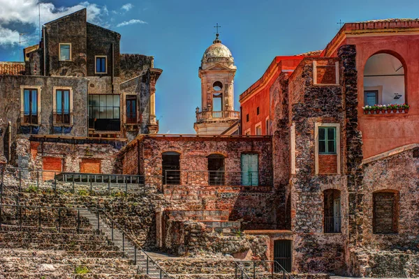 Hermosa vista de fachadas de colores de casas antiguas en Italia . — Foto de Stock