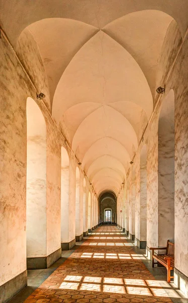 Изображение монастырской арки внутри монастыря . — стоковое фото