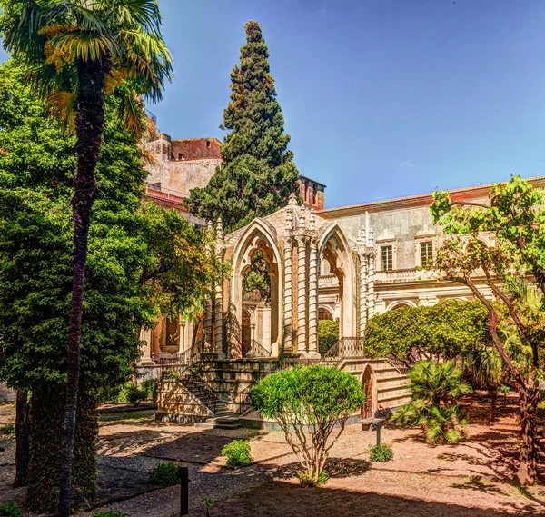 Claustro del Monasterio Benedictino de San Nicolo lArena en Catania , —  Fotos de Stock