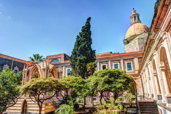 Claustro del Monasterio Benedictino de San Nicolo lArena en Catania , — Foto de Stock