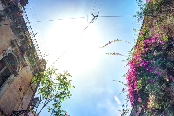 Altes italienisches Haus mit Balkon mit frischen Blumen dekoriert — Stockfoto