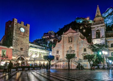 Taormina ana meydanında üzerinde göster