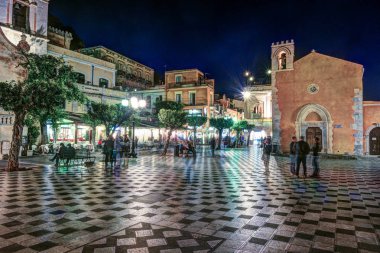 Taormina ana meydanında üzerinde göster
