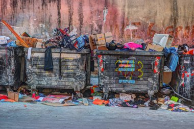 Dumpsters çöple dolu olmak