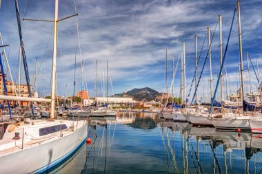 Tekneler ve yatlar La Cala Bay, Palermo'da eski liman Park
