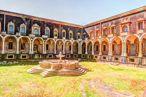 Kreuzgang des Benediktinerklosters San Nicolo Larena in Catania, — Stockfoto