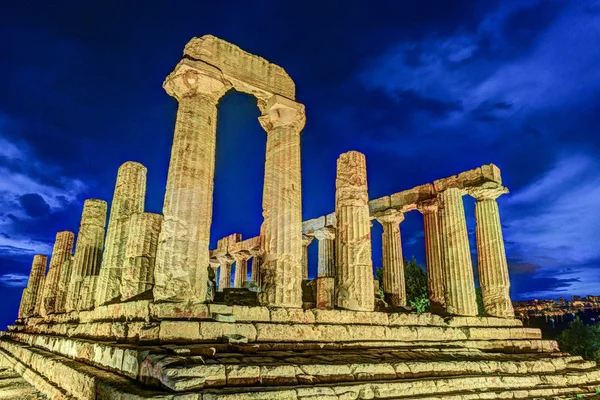 Templo de Juno à noite. Vale dos Templos, Agrigento . — Fotografia de Stock