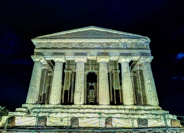Antieke Griekse tempel van Concordia in de vallei van de tempels, Agrigento, Sicilië, Italië — Stockfoto