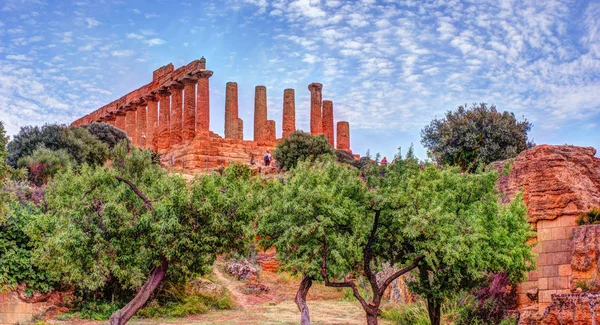 Temple of Juno - ancient Greek landmark in the Valle dei Templi — Stock Photo, Image