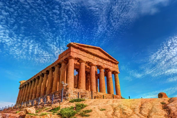 Det berömda templet av Concordia i Tempeldalen nära Agrigento — Stockfoto