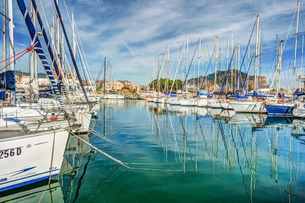 Boats and yachts parked in La Cala bay, old port in Palermo — Stock Photo, Image