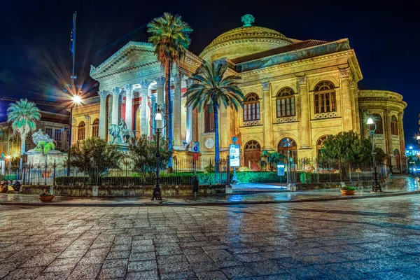 La vista nocturna del Teatro Massimo - Teatro de Ópera y Ballet en la Plaza Verdi —  Fotos de Stock