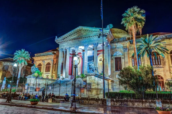 La vista nocturna del Teatro Massimo - Teatro de Ópera y Ballet en la Plaza Verdi —  Fotos de Stock