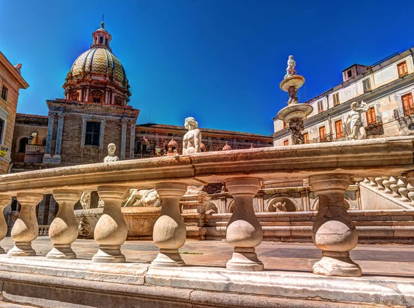 Slavná fontána hanby na barokní náměstí Piazza Pretoria, Palermo, Sicílie — Stock fotografie