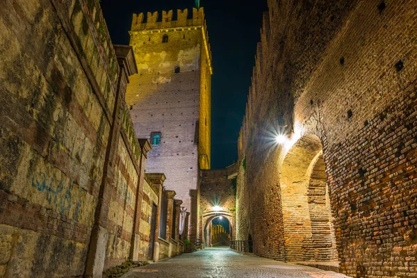 Castelo Vecchio na noite de verão em Verona, Itália — Fotografia de Stock