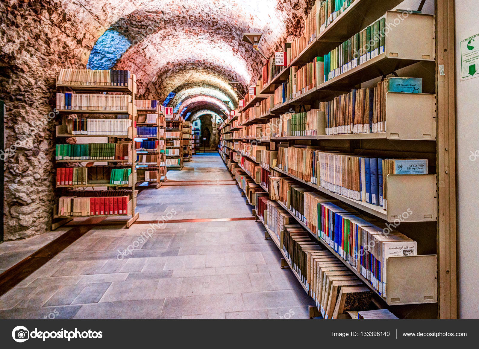 Библиотека джорджа пибоди, балтимор, мэриленд, сша. "библиотека". Книжки на полке. Интерьер современной библиотеки. Library multi level.