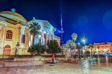 Teatro Massimo - Opera ve bale Tiyatrosu Verdi Meydanı'nda akşam görünümünü