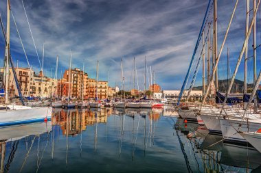 Tekneler ve yatlar La Cala Bay, Palermo'da eski liman Park