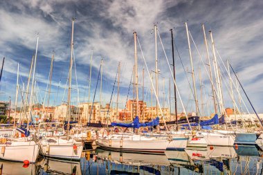 Tekneler ve yatlar La Cala Bay, Palermo'da eski liman Park