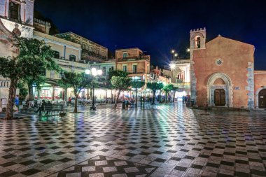 Taormina ana meydanında üzerinde göster