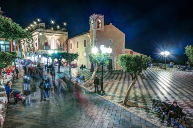 Taormina ana meydanında üzerinde göster