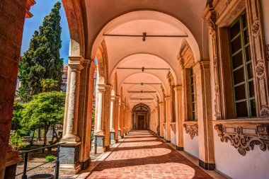İçinde bir manastır manastır arches görüntüsünü.