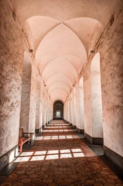 İçinde bir manastır manastır arches görüntüsünü.