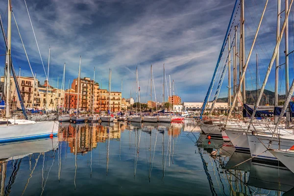 Boats and yachts parked in La Cala bay, old port in Palermo — Stock Photo, Image